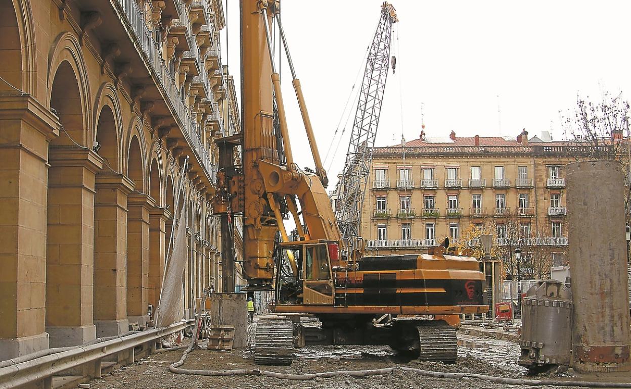 Obras del Topo en el tramo de la calle San Martín, frente al Buen Pastor en Donostia.