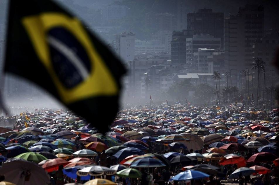 Las playas de Río de Janeiro fueron tomadas por miles de cariocas y turistas en vísperas del inicio del verano austral, lo que encendió las alertas de los especialistas ante la posibilidad de que tales aglomeraciones agraven la pandemia de la covid en esta ciudad brasileña.
