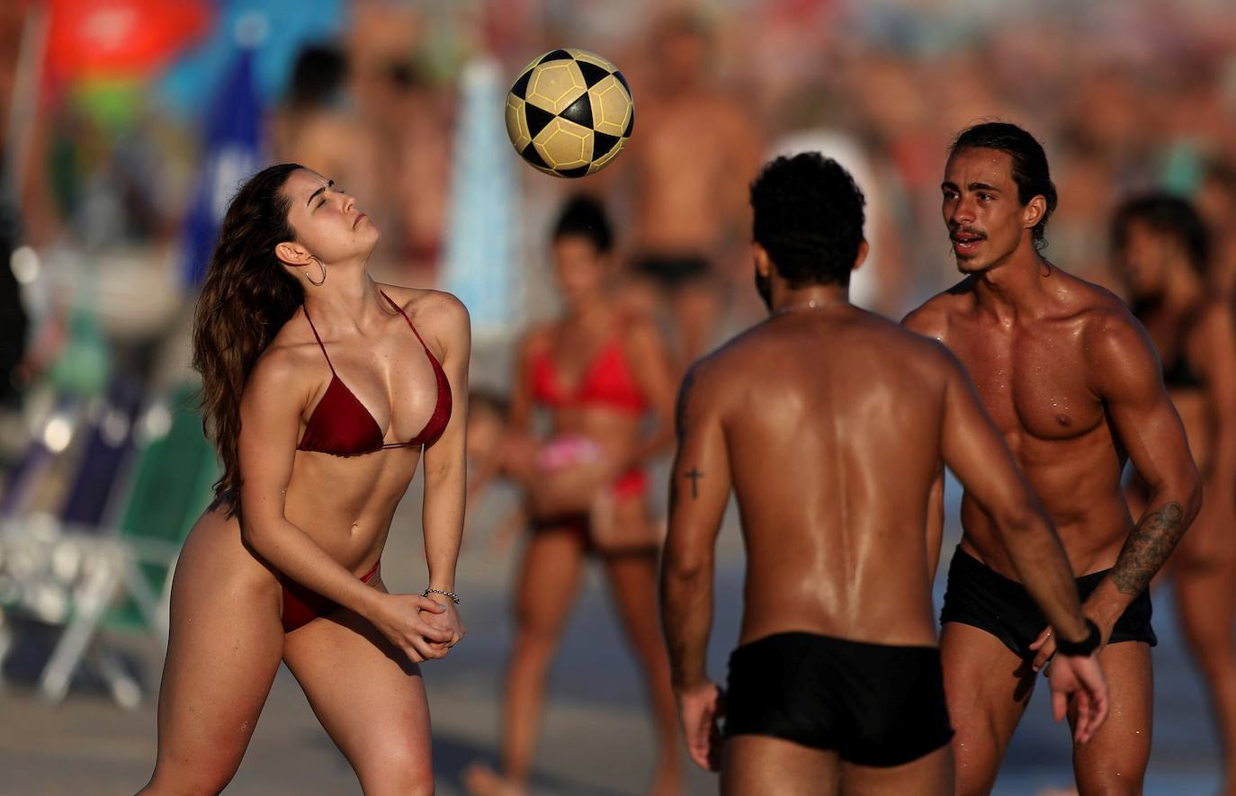 Las playas de Río de Janeiro fueron tomadas por miles de cariocas y turistas en vísperas del inicio del verano austral, lo que encendió las alertas de los especialistas ante la posibilidad de que tales aglomeraciones agraven la pandemia de la covid en esta ciudad brasileña.