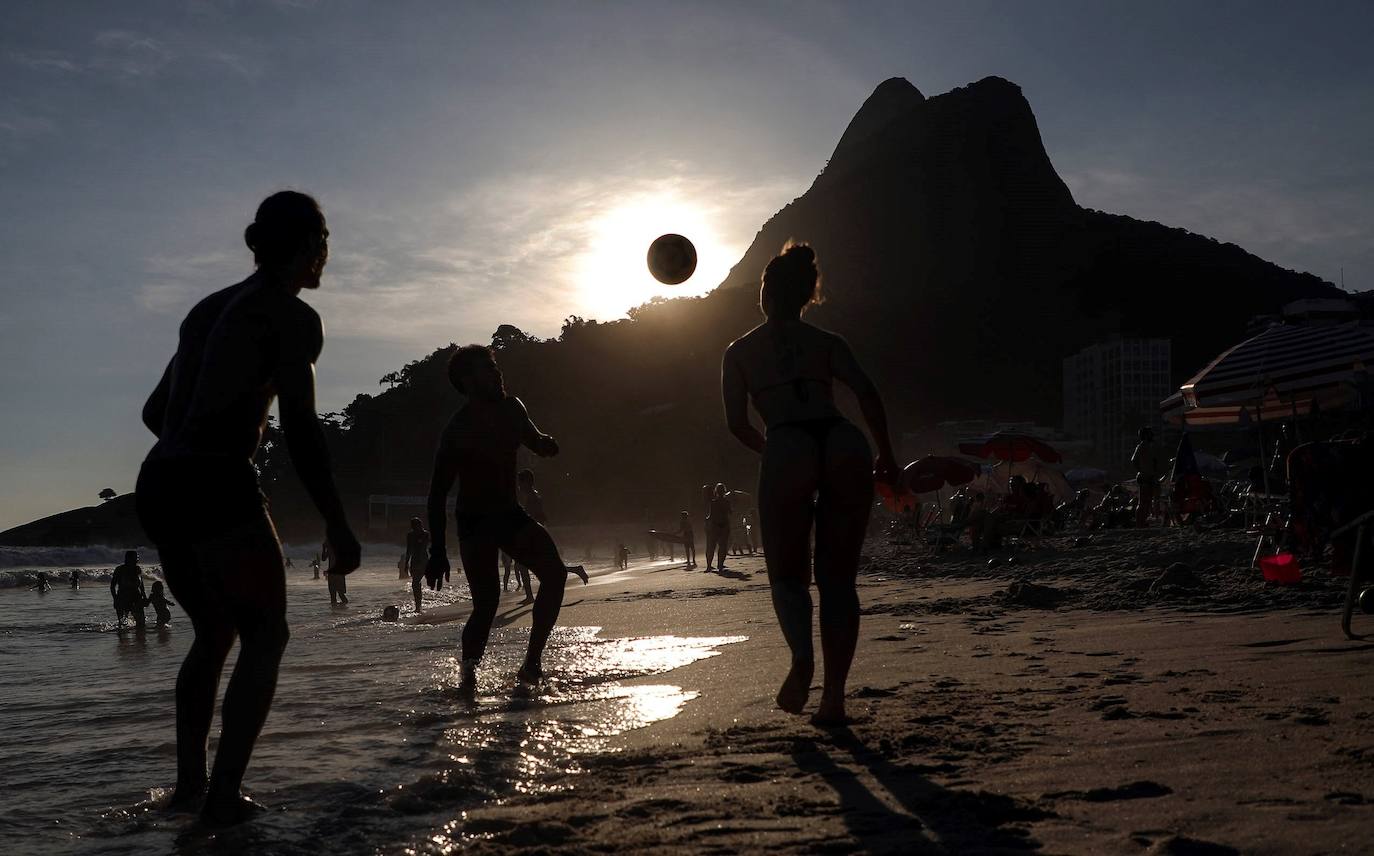 Las playas de Río de Janeiro fueron tomadas por miles de cariocas y turistas en vísperas del inicio del verano austral, lo que encendió las alertas de los especialistas ante la posibilidad de que tales aglomeraciones agraven la pandemia de la covid en esta ciudad brasileña.