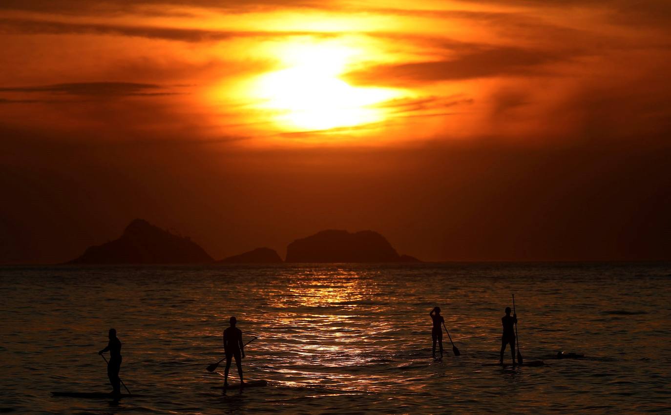 Las playas de Río de Janeiro fueron tomadas por miles de cariocas y turistas en vísperas del inicio del verano austral, lo que encendió las alertas de los especialistas ante la posibilidad de que tales aglomeraciones agraven la pandemia de la covid en esta ciudad brasileña.