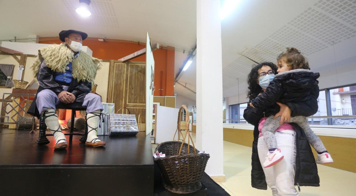 Olentzero y Mari Domingi recibieron a los pequeños y a sus familias en Merkatuzar. 