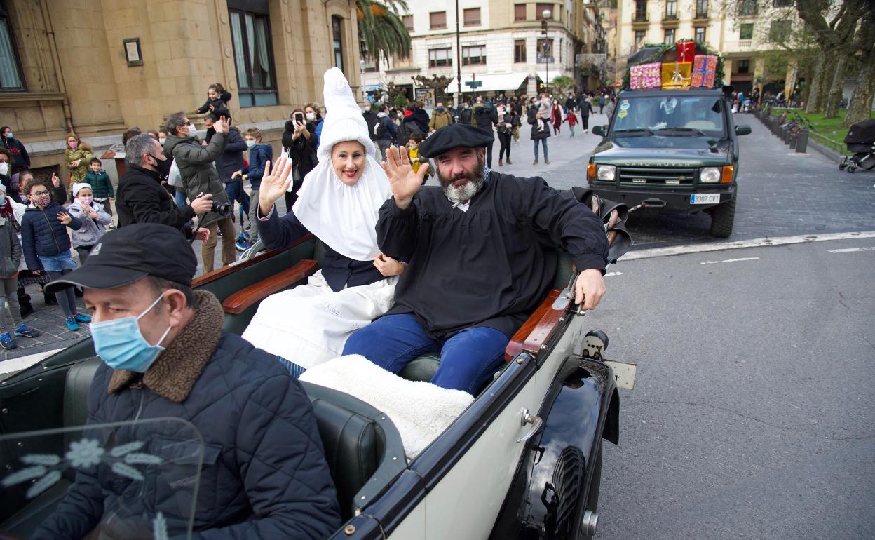 Olentzero y Mari Domingi saludan a los niños 