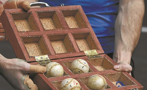 Las cuatro pelotas elegidas para la final. 