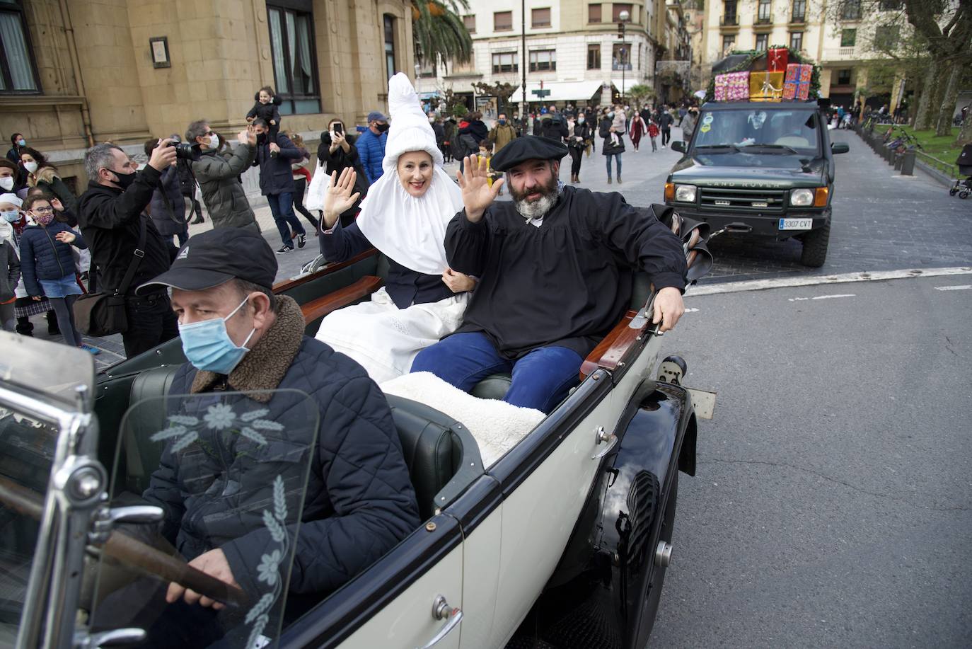 Fotos: Olentzero y Mari Domingi reparten ilusión en Donostia