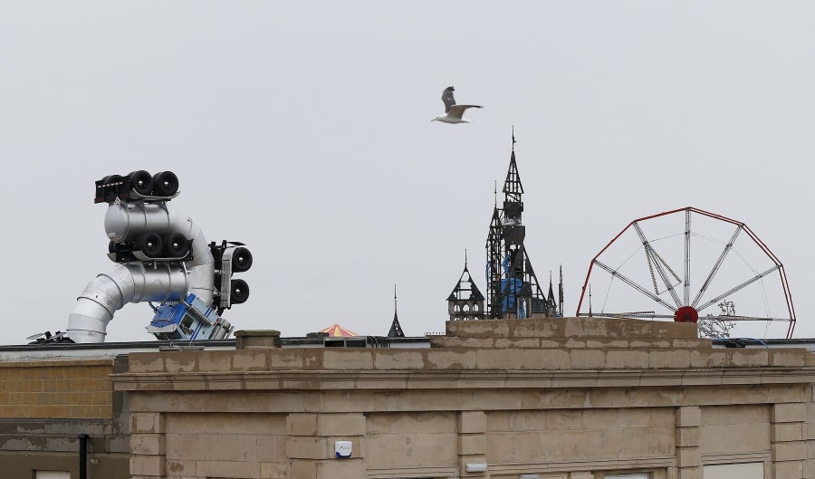 Esculturas y obras de arte del artista británico Banksy se muestran en 'Dismaland', una instalación de arte al estilo de un parque temático localizado en Weston-Super-Mare. 