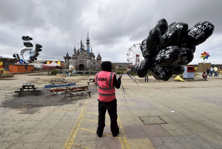 Esculturas y obras de arte del artista británico Banksy se muestran en 'Dismaland', una instalación de arte al estilo de un parque temático localizado en Weston-Super-Mare. 