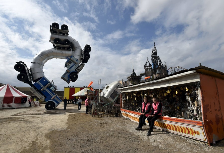 Esculturas y obras de arte del artista británico Banksy se muestran en 'Dismaland', una instalación de arte al estilo de un parque temático localizado en Weston-Super-Mare. 