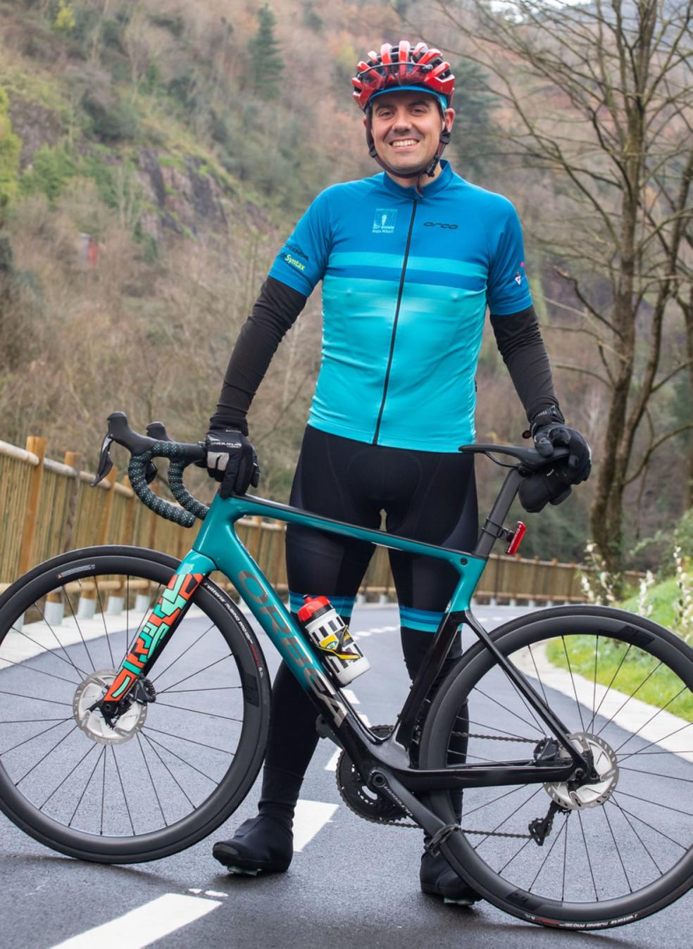 Mikel Lizarralde luce la ropa ciclista que vende para recaudar fondos para investigar la esclerosis. 