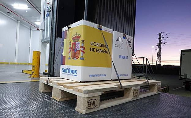 Primer envío de las vacunas de la covid-19 que llega a España.