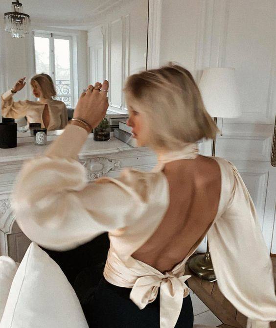 Este año la Nochevieja será diferente, pero la celebraremos con la misma ilusión, con los mejores propósitos y los mejores estilismos adaptados a las circunstancias. En esto de seleccionar looks festivos no hay nada escrito; hay a quienes les gusta lo más vanguardista, quienes apuestan por lo más clásico o quienes no pueden dejar pasar por alto los brillos, a pesar de este año tan «gris». Toma nota de las inspiraciones que te proponemos en esta última galería de fotos del 2020