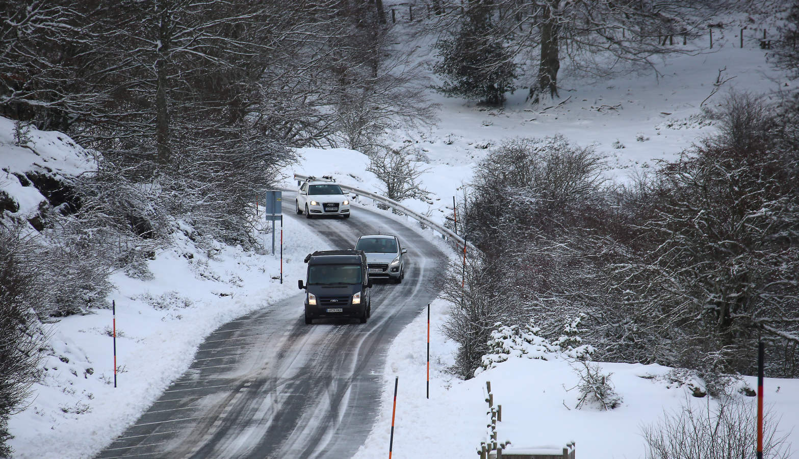 También durante todo el lunes se establecerá el aviso amarillo por nieve, ya que se espera que de madrugada la cota de nieve baje de los 1.000 a los 700 o los 800 meros, auque ocasionalmente puede llegar a 600 metros en áreas de tormenta. A partir del mediodía la cota de nieve podría situarse en el entorno de 800 a 1.000 metros.