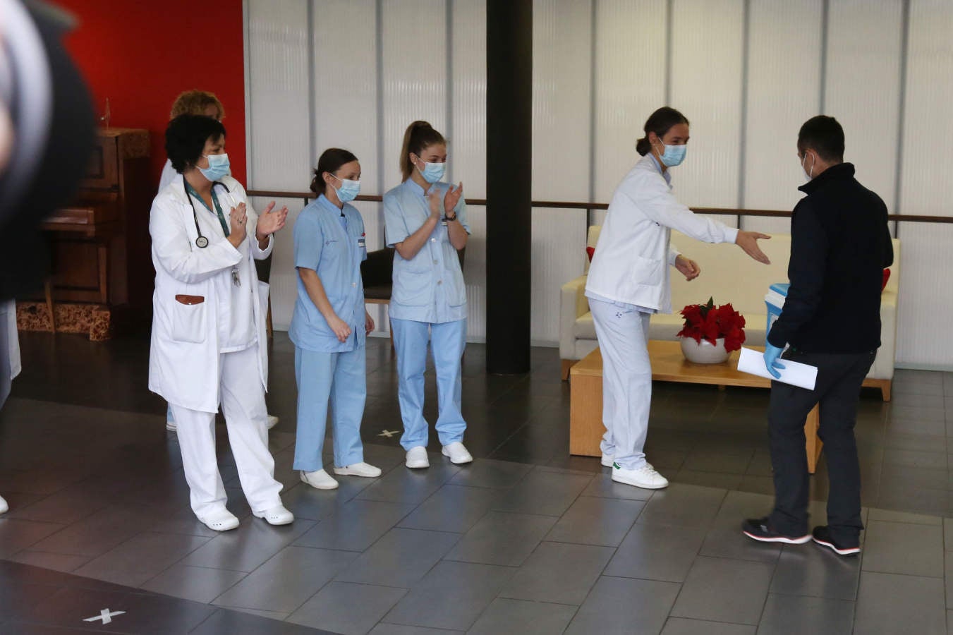 Las 180 dosis de Pfizer-BioNtech destinadas a la residencia Caser Betharram de Hondarribia han comenzado a administrarse a las 12.15 horas de este domingo