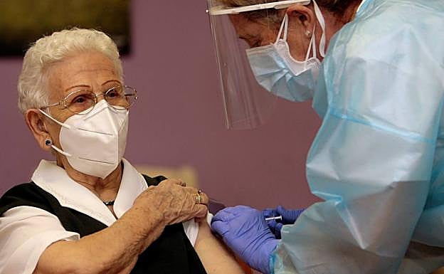 Araceli, de 96 años, la primera vacunada: «Esto es muy importante»