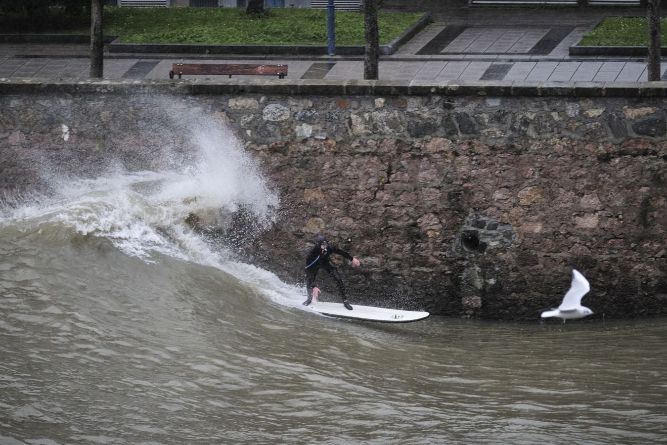 San Sebastián. Surf en el Urumea