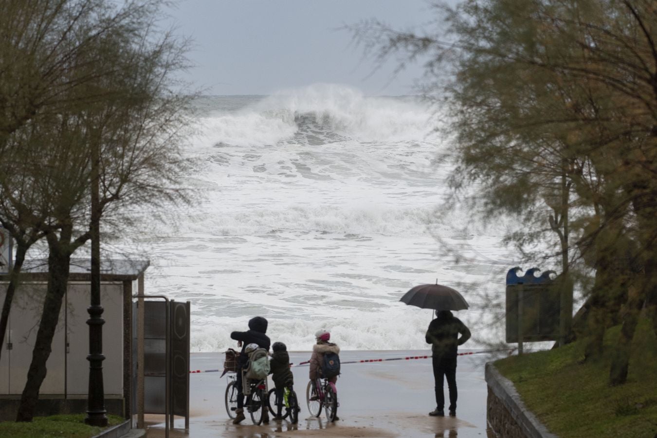 Imágenes del temporal en Zarautz