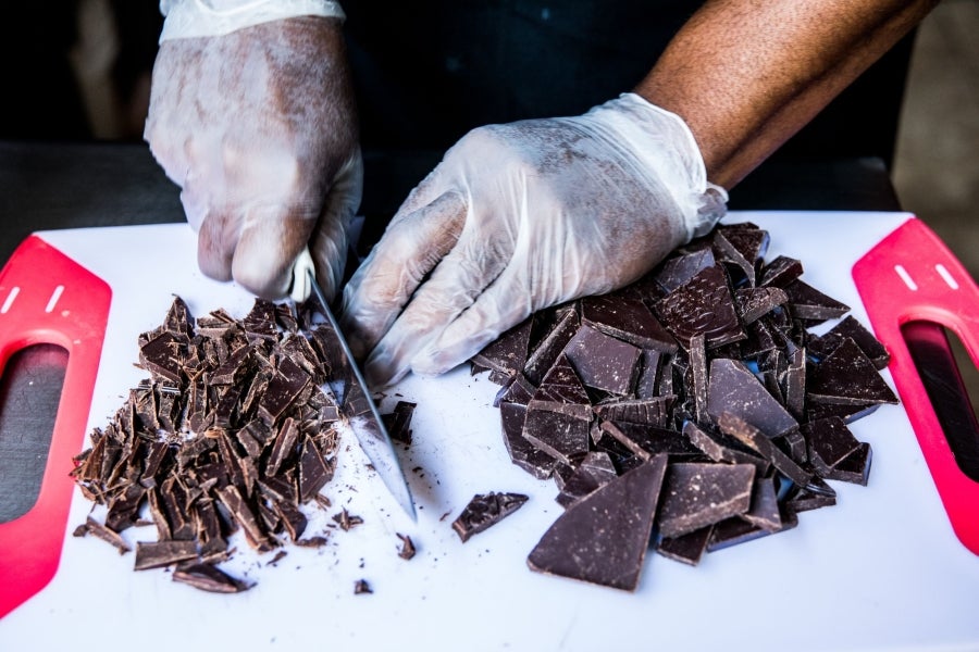 Aunque pequeño frente a los gigantes de América del Sur, Haití está desarrollando lentamente su industria del cacao para garantizar mejores ingresos a miles de agricultores modestos y acabar con el estereotipo del arte gastronómico conocido como el dominio de los países ricos. 