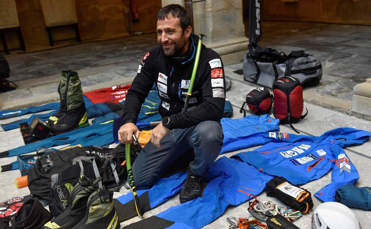 Alex Txikon expuso ayer en Bilbao parte del material que llevará a su invernal del Manaslu.