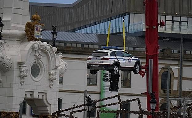 Galería. Extracción del coche patrulla del río Urumea mediante una grúa