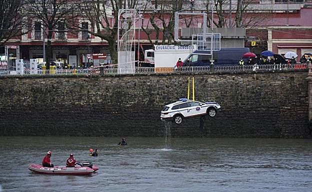 El ertzaina fallecido en el Urumea trató de romper el cristal a tiros