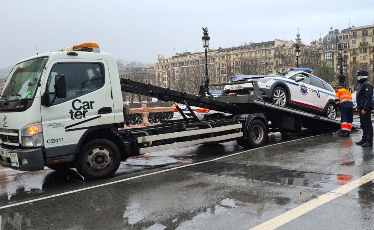 Labores de retirada del vehículo accidentado en el puente María Cristina de San Sebastián. 