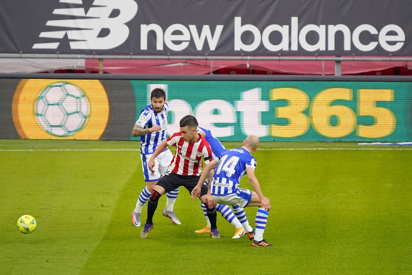 La Real se llevó con justicia el derbi vasco en San Mamés.