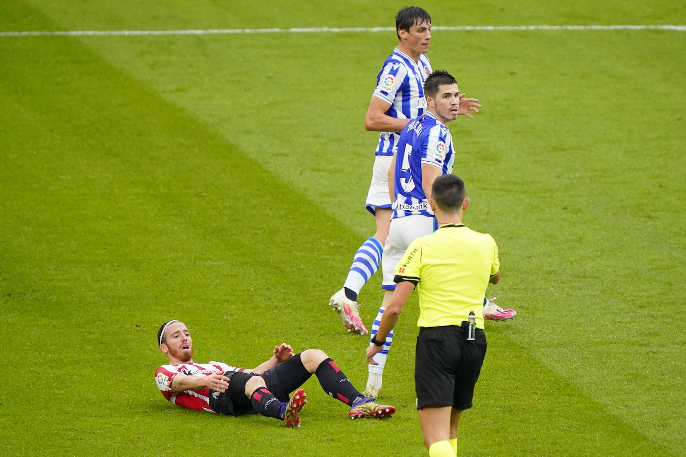 La Real se llevó con justicia el derbi vasco en San Mamés.