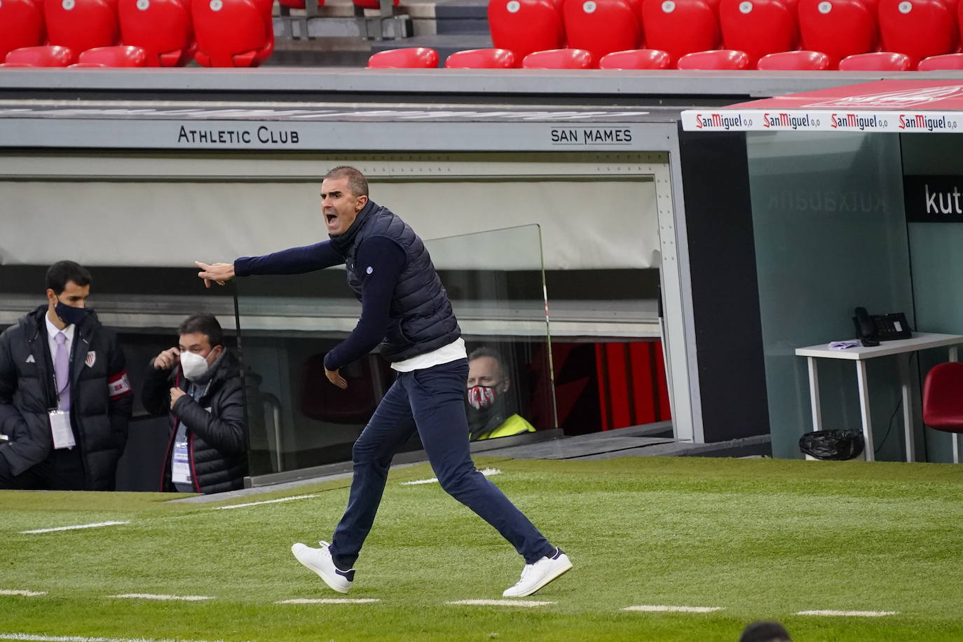 La Real se llevó con justicia el derbi vasco en San Mamés.