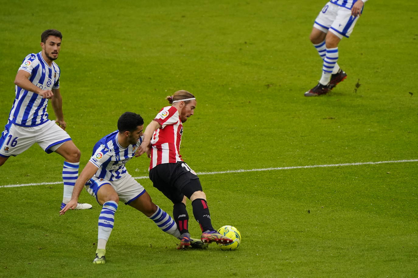 La Real se llevó con justicia el derbi vasco en San Mamés.