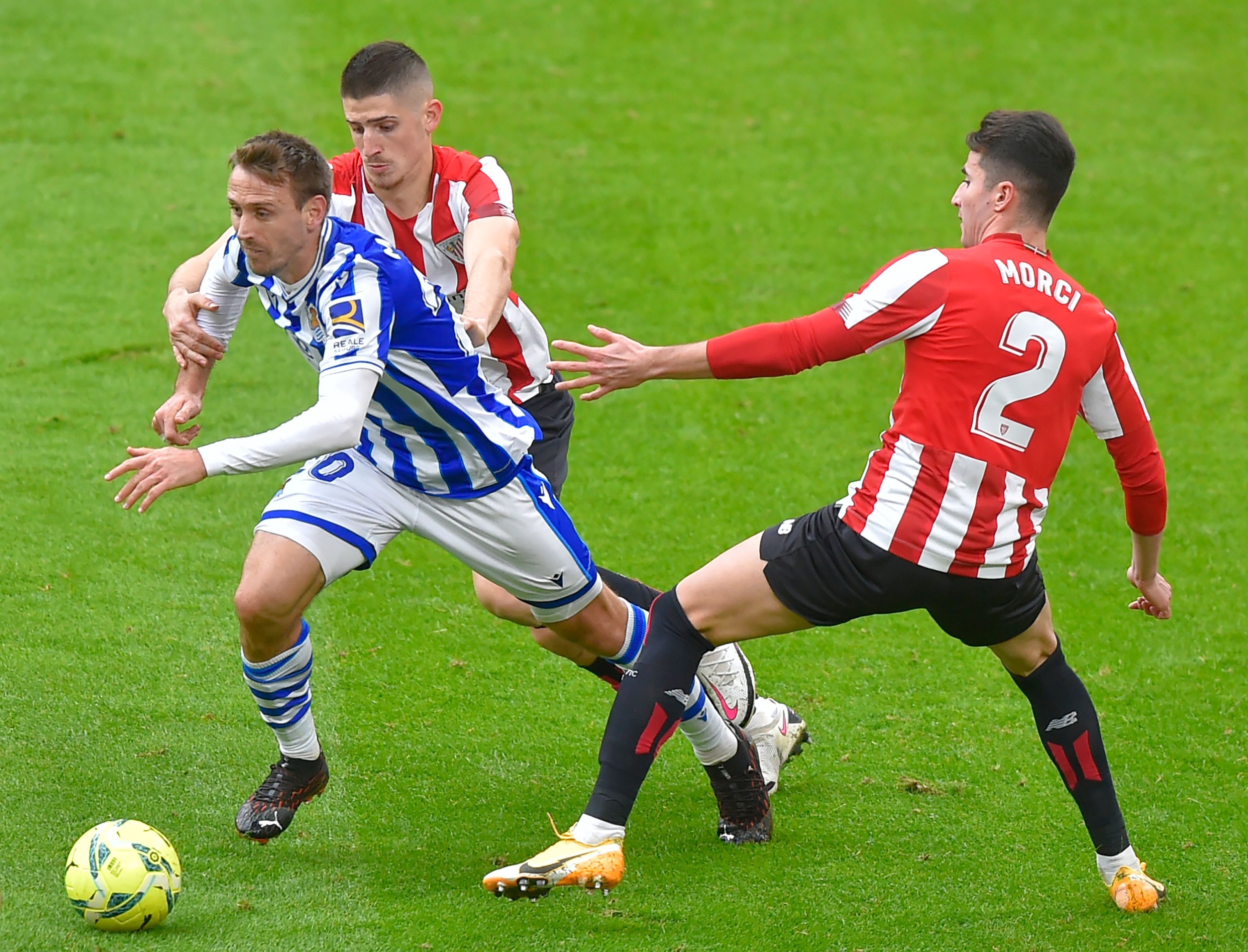 La Real se llevó con justicia el derbi vasco en San Mamés.