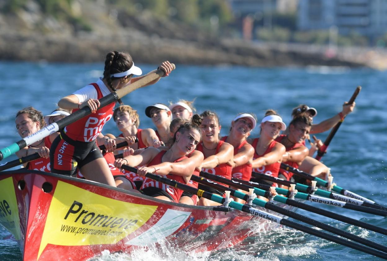 La trainera de Zumaia, en la última clasificatoria de La Concha. 