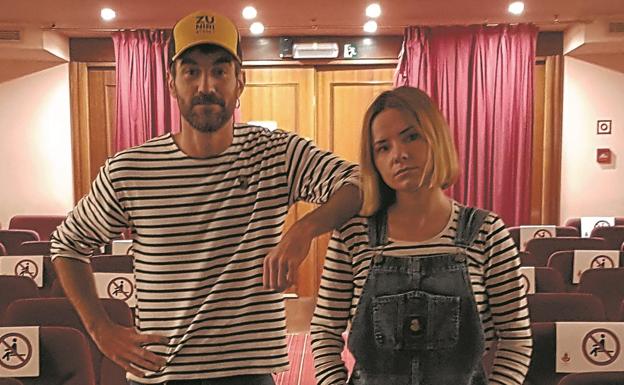 La foto del año de Aitziber Garmendia. Elige el patio de butacas de un teatro, donde posa con Jon Plazaola, su compañero de función.