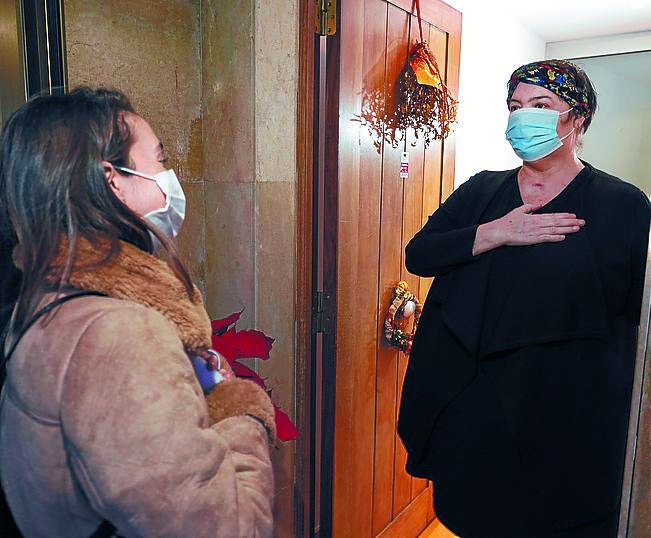 Iosune y Lidia se saludan con la mano en el pecho para evitar contagios.