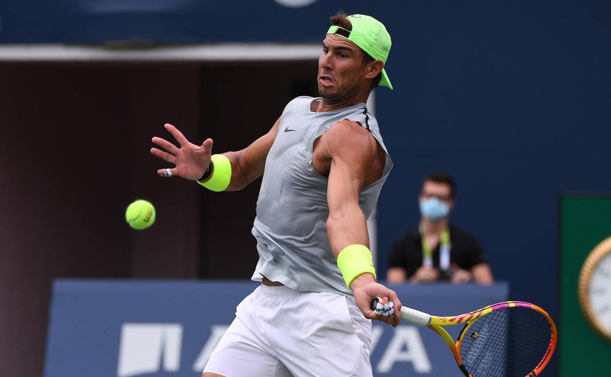 Nadal golpea una pelota durante un entrenamiento en Toronto.