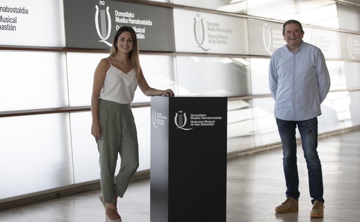 Jone Martínez y Javier Pérez de Azpeitia explicaron ayer en el Kursaal su actuación de hoy en Getaria. 