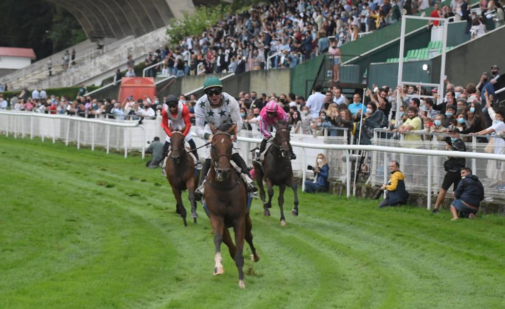 'The Way of Bonnie', llega a meta el primero ayer en elhipódromo donostiarra. 