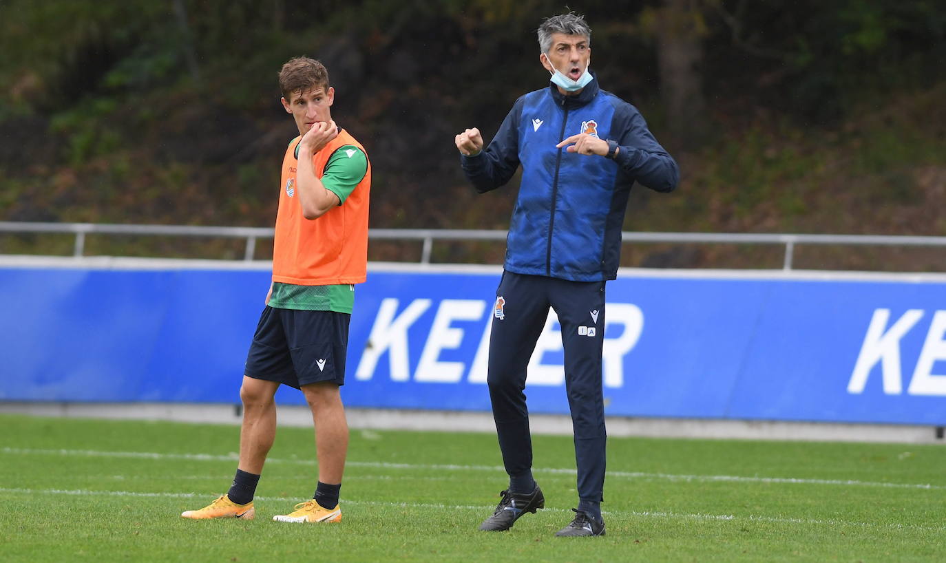 Imanol da instrucciones junto a Aihen en un entrenamiento en octubre.