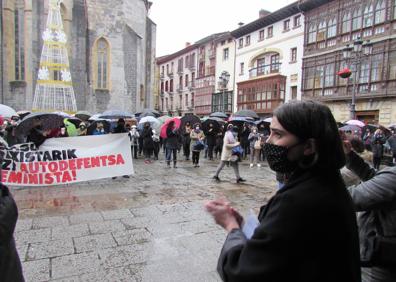 Imagen secundaria 1 - Arrasate se echa a la calle en repulsa por el asesinato de Mariam Ibarluzea en Canarias