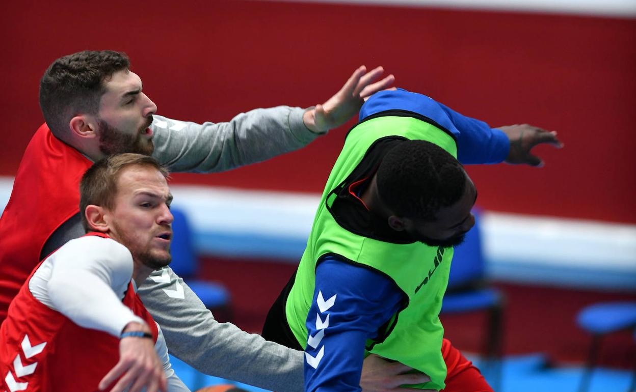 Dee, Olaizola y Okouo, en un entrenamiento en Illunbe.