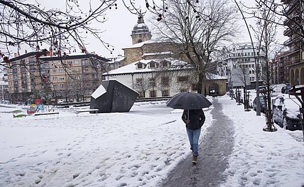 Imagen principal - Zumarraga, Antzuola y Elgeta cubiertas de blanco. 