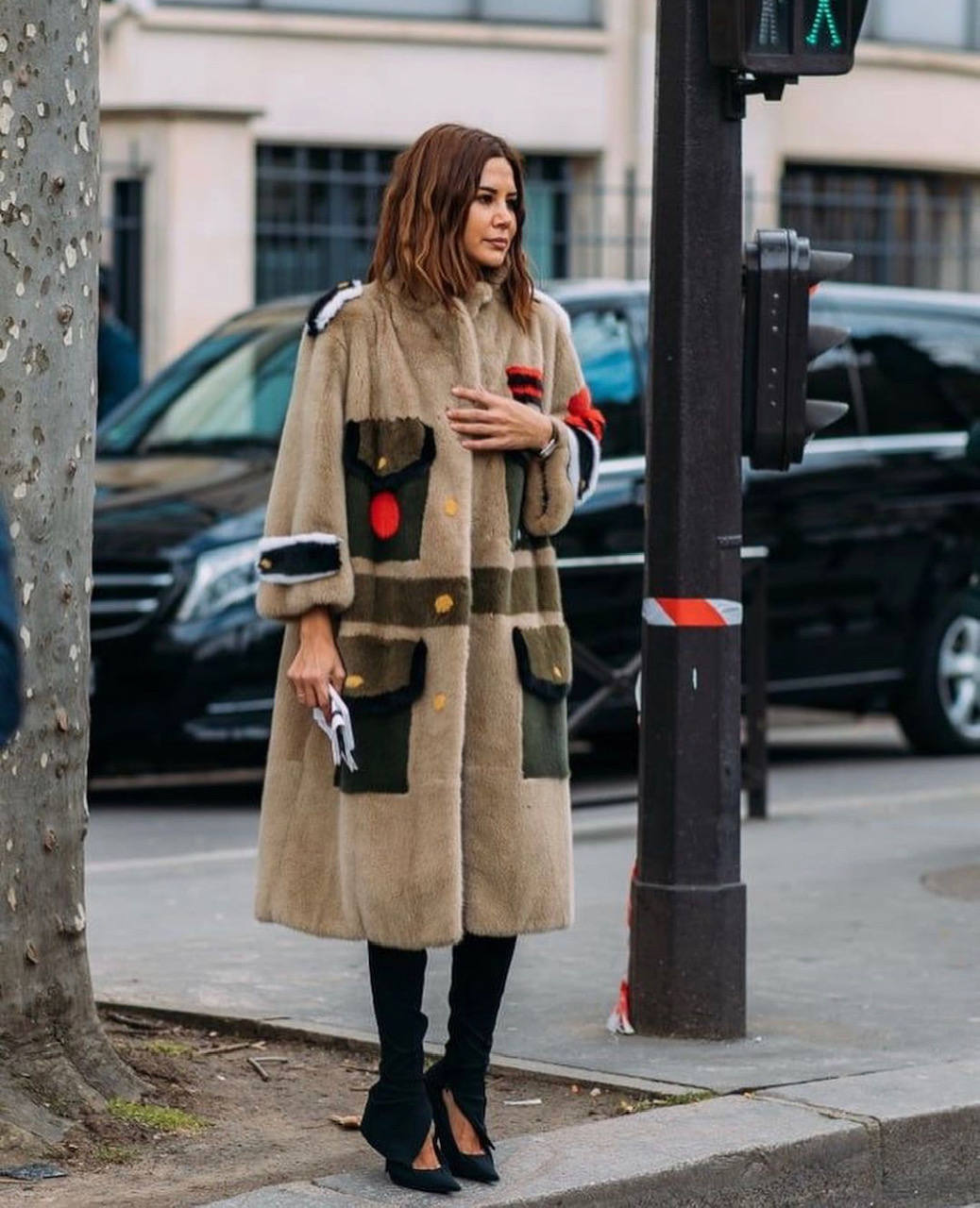 Sudaderas, jerseys de cuello alto, abrigos y americanas 'oversize', botas y botines con plataforma, sandalias con calcetines, 'sneakers' de firma, los 'leggings', 'jeans' desgastados, vestidos de rayas y estampado de cebra o 'maxi' bolsos cartera: los imprescindibles que reinarán en este primer mes del 2021 se asemejan a las tendencias de principios de la década de 'los 2000'