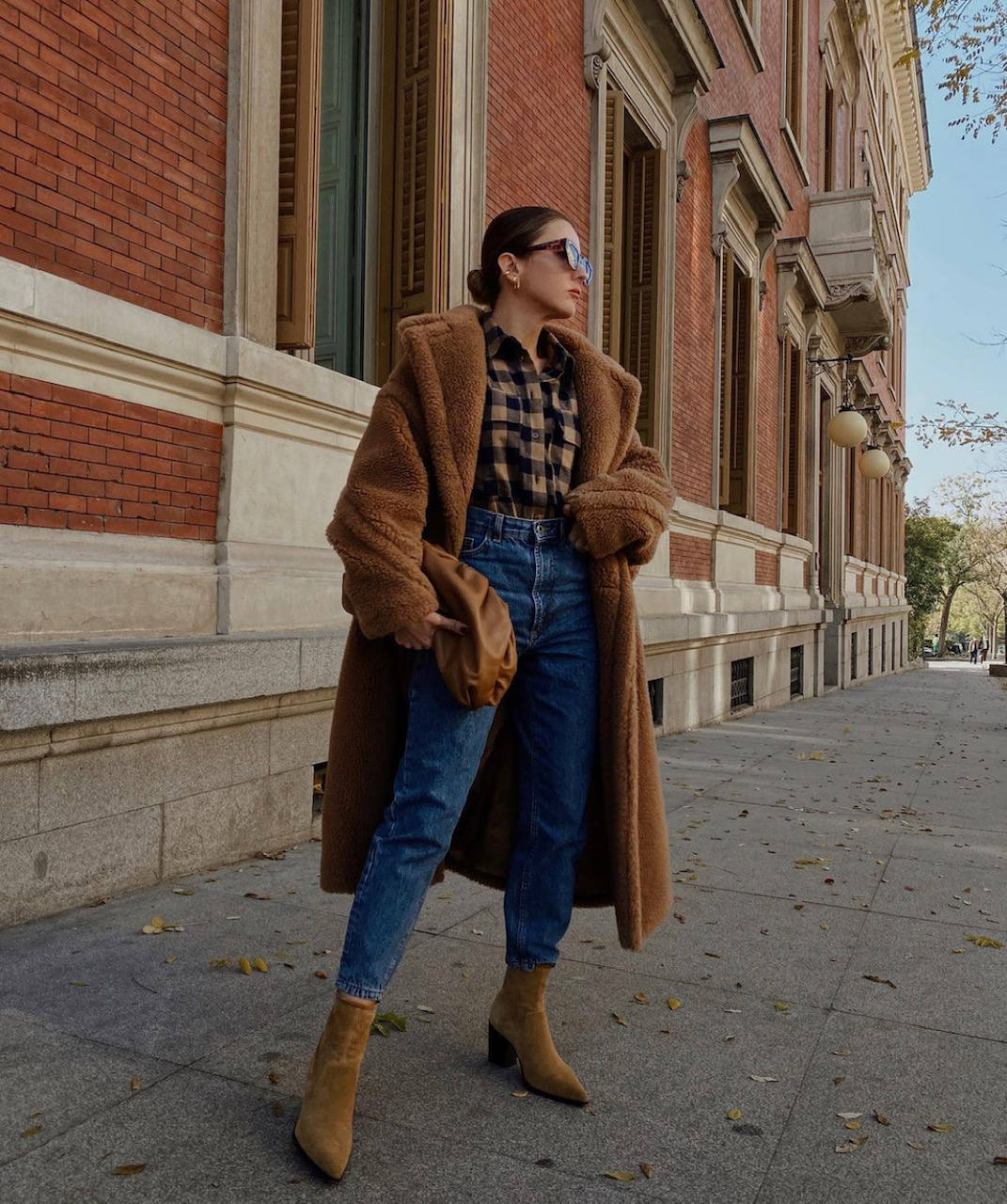 Sudaderas, jerseys de cuello alto, abrigos y americanas 'oversize', botas y botines con plataforma, sandalias con calcetines, 'sneakers' de firma, los 'leggings', 'jeans' desgastados, vestidos de rayas y estampado de cebra o 'maxi' bolsos cartera: los imprescindibles que reinarán en este primer mes del 2021 se asemejan a las tendencias de principios de la década de 'los 2000'