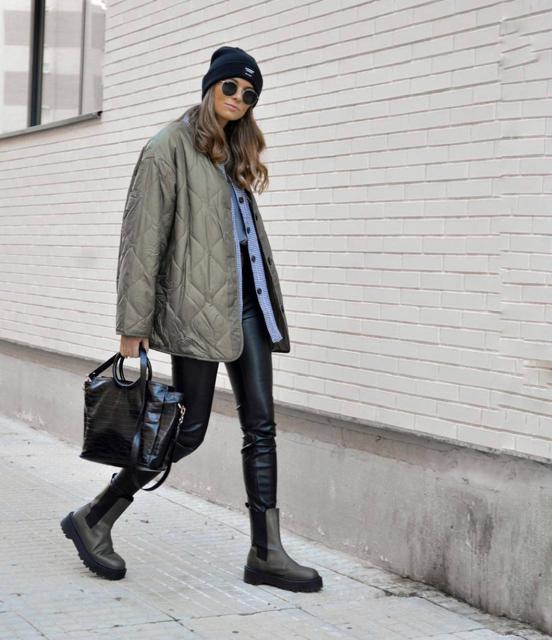 Sudaderas, jerseys de cuello alto, abrigos y americanas 'oversize', botas y botines con plataforma, sandalias con calcetines, 'sneakers' de firma, los 'leggings', 'jeans' desgastados, vestidos de rayas y estampado de cebra o 'maxi' bolsos cartera: los imprescindibles que reinarán en este primer mes del 2021 se asemejan a las tendencias de principios de la década de 'los 2000'