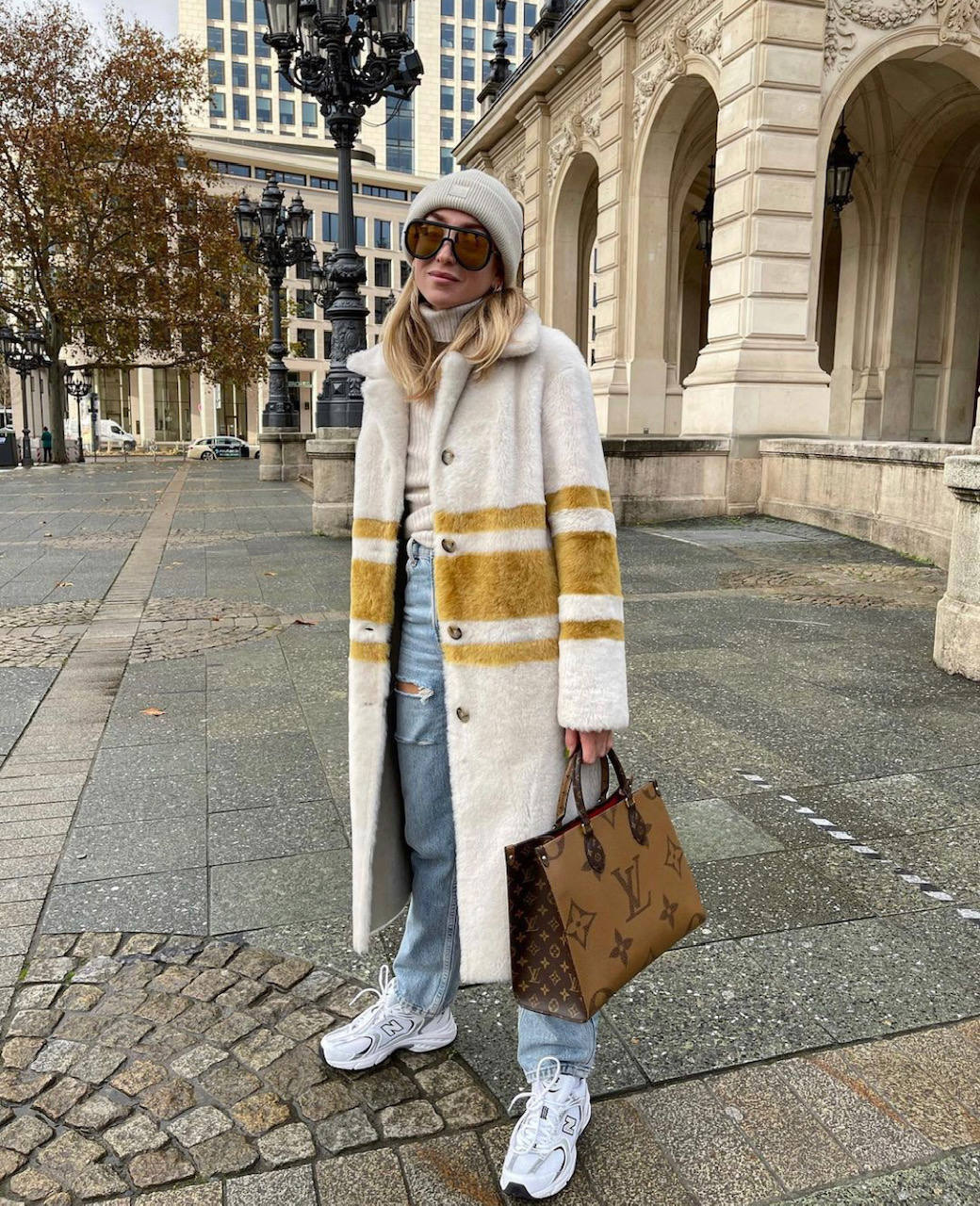 Sudaderas, jerseys de cuello alto, abrigos y americanas 'oversize', botas y botines con plataforma, sandalias con calcetines, 'sneakers' de firma, los 'leggings', 'jeans' desgastados, vestidos de rayas y estampado de cebra o 'maxi' bolsos cartera: los imprescindibles que reinarán en este primer mes del 2021 se asemejan a las tendencias de principios de la década de 'los 2000'