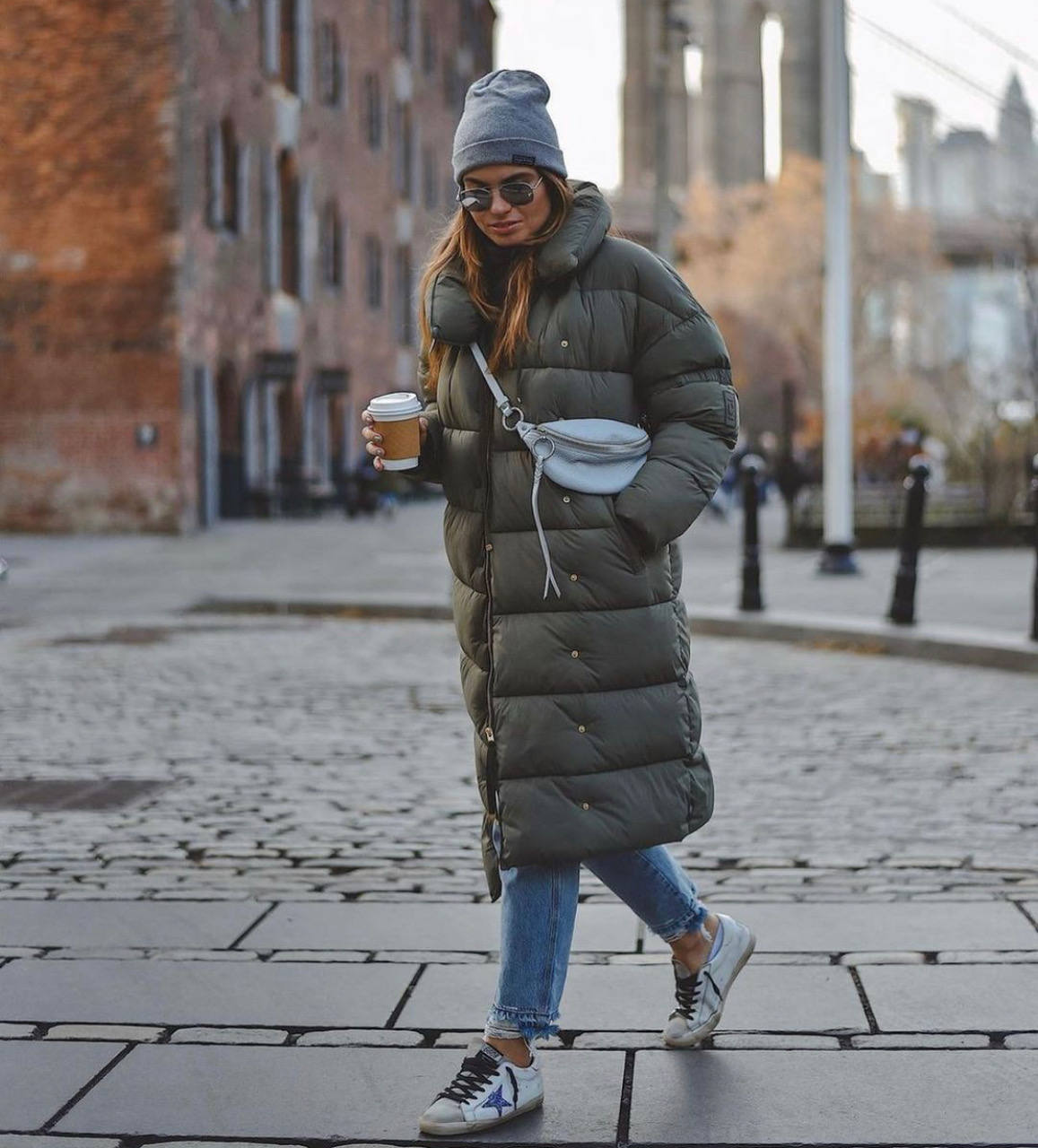 Sudaderas, jerseys de cuello alto, abrigos y americanas 'oversize', botas y botines con plataforma, sandalias con calcetines, 'sneakers' de firma, los 'leggings', 'jeans' desgastados, vestidos de rayas y estampado de cebra o 'maxi' bolsos cartera: los imprescindibles que reinarán en este primer mes del 2021 se asemejan a las tendencias de principios de la década de 'los 2000'