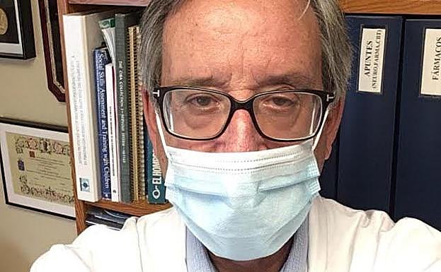 El psiquiatra infantil Joaquín Fuentes, en su despacho. 