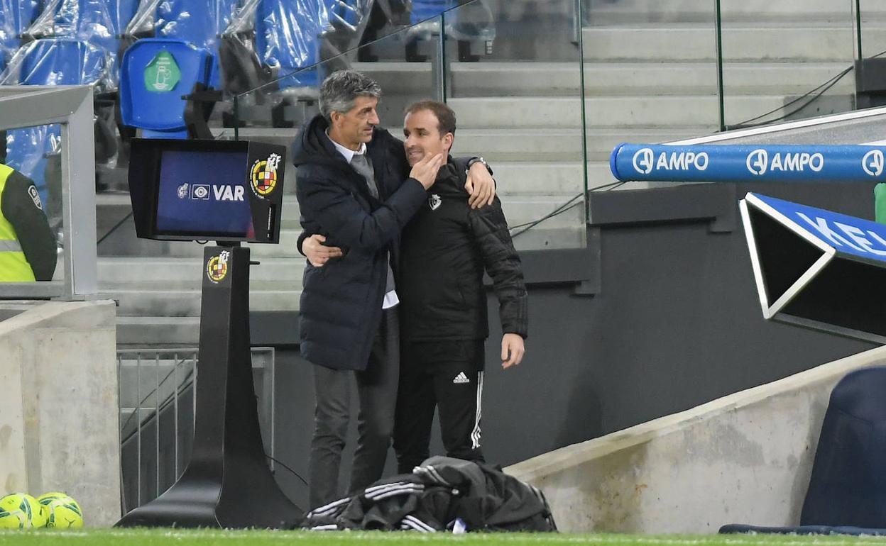 Imanol Alguacil y Jagoba Arrasate se saludan antes del pitido inicial del derbi en el Reale Arena. 
