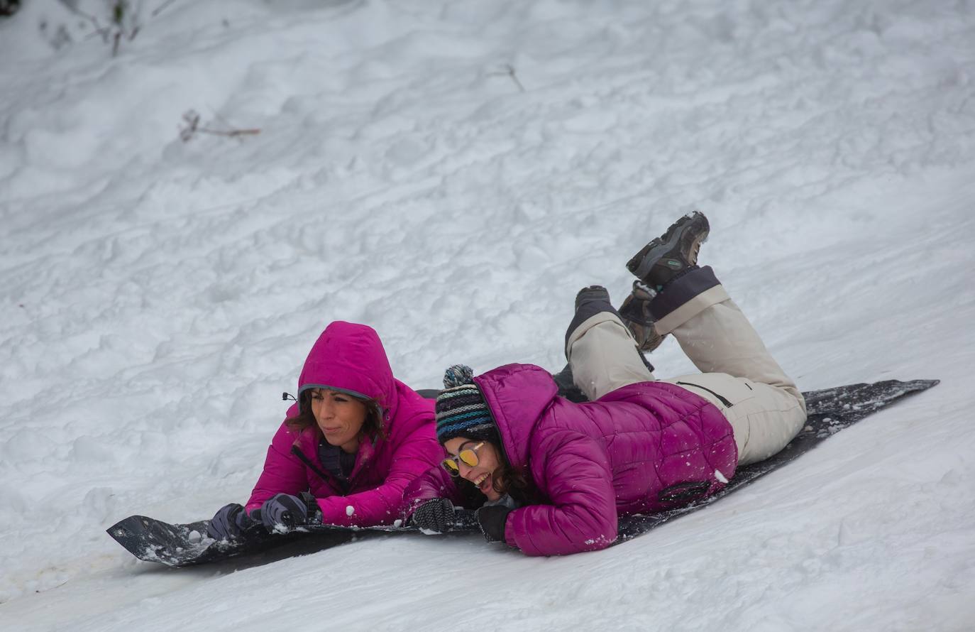 Decenas de personas han disfrutado este domingo en la nieve en el Alto de Etzegarate, en el término de Idiazabal.