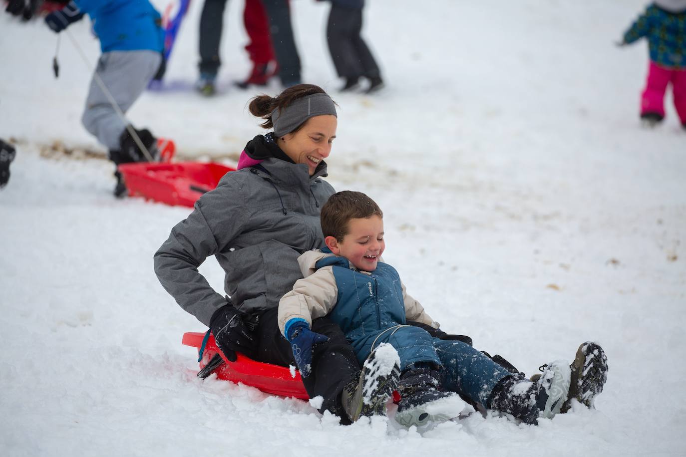 Decenas de personas han disfrutado este domingo en la nieve en el Alto de Etzegarate, en el término de Idiazabal.