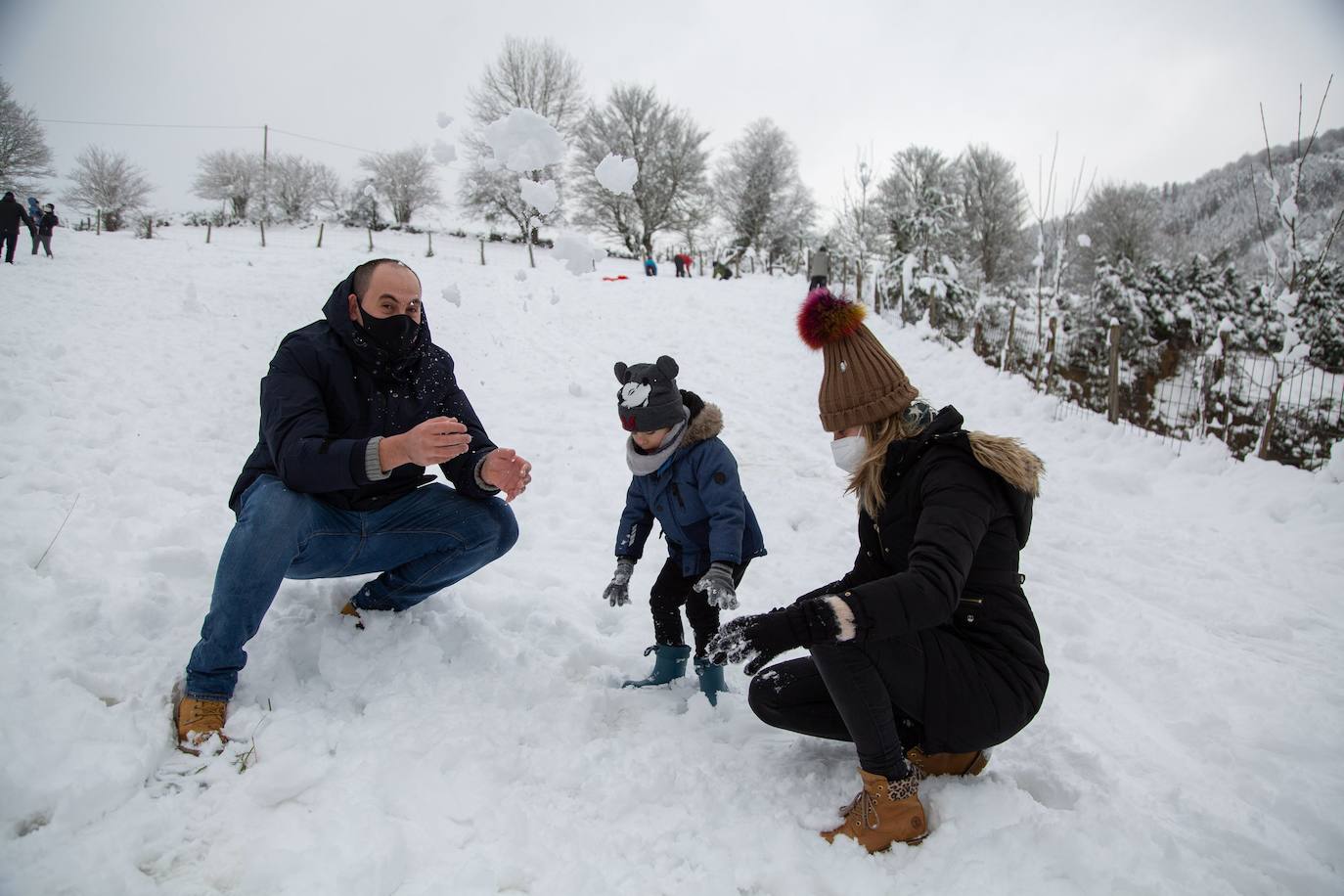 Decenas de personas han disfrutado este domingo en la nieve en el Alto de Etzegarate, en el término de Idiazabal.